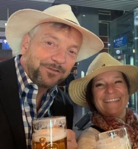 Roger und Myriam am Flughafen