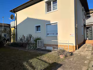 Seitliche Außenansicht von Boettchers Ferienwohnung in Neulußheim